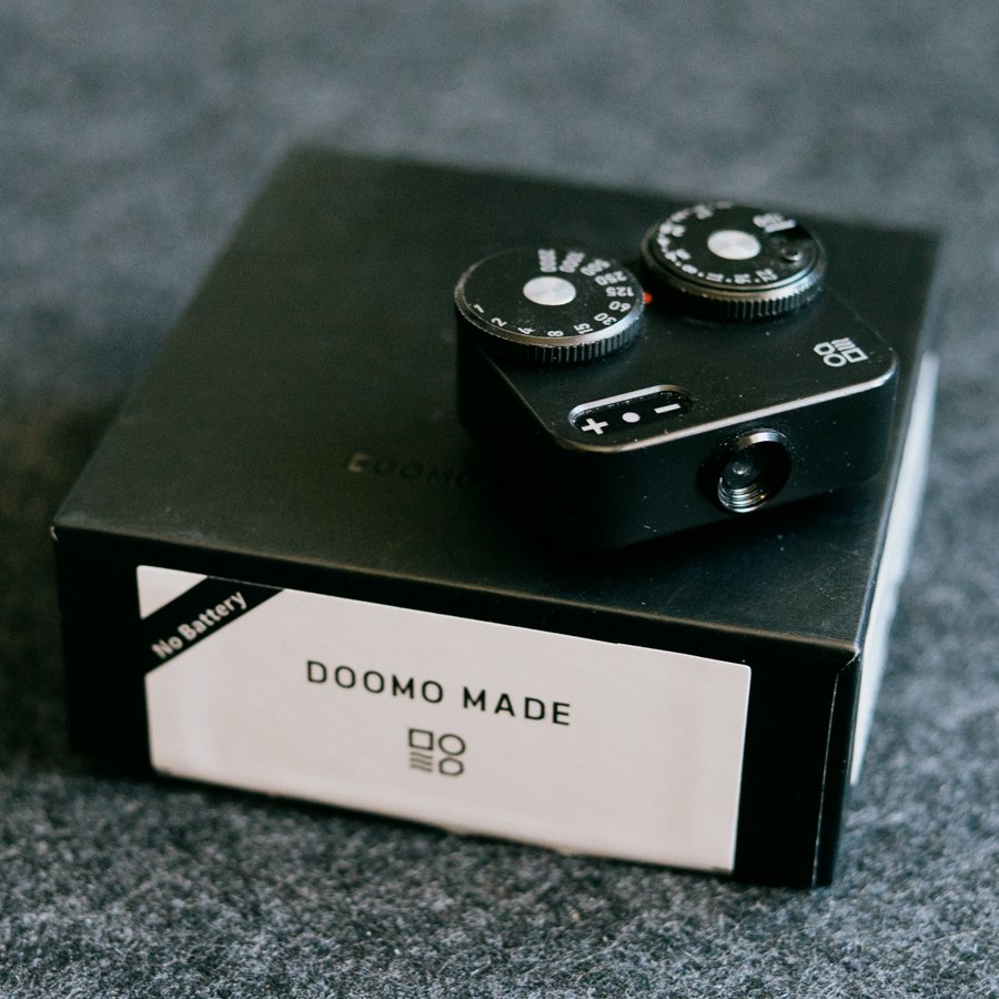 The DOOMO Meter on top of its box