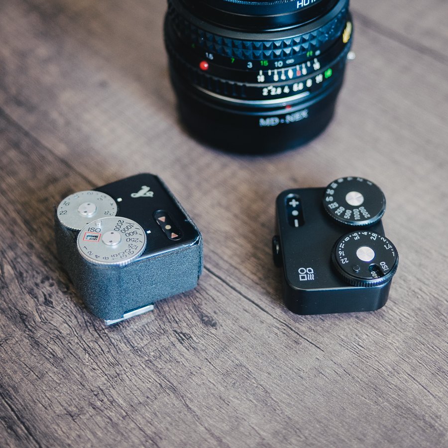 A photo of the DOOMO Meter and the Voigtlander VC Meter